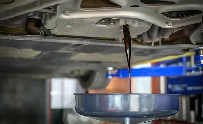 dấu hiệu thay dầu hộp số ô tô