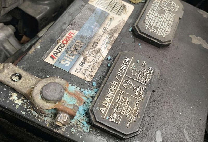 vì sao ắc quy hao điện nhanh