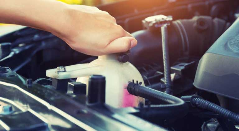 kiểm tra nước làm mát xe hơi