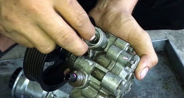 quy trình sửa chữa bơm trợ lực ô tô