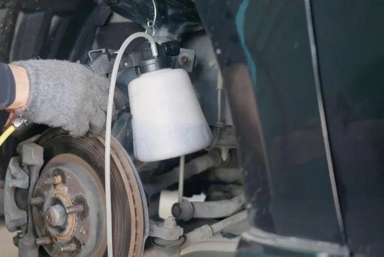 thay dầu phanh ô tô tại hà nội